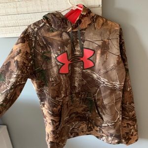 Camo/pink underarmour sweatshirt